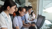 Người dân TPHCM thực hiện khai thuế qua mạng. Ảnh: CAO THĂNG
