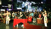 Một buổi biểu diễn nghệ thuật trên phố đi bộ Nguyễn Huệ, quận 1, TPHCM. Ảnh: THÚY BÌNH