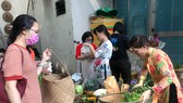 Phiên chợ bày đủ các món quê hút khách