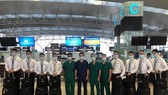 Phi hành đoàn và y, bác sĩ của Bệnh viện Bệnh Nhiệt đới Trung ương trên chuyến bay tới Guines Xích đạo đón công dân Việt Nam mắc Covid-19 về nước