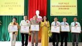 Bà Nguyễn Thúy Hằng, Phó Chủ tịch Ủy ban MTTQVN Cần Thơ trao bằng khen cho các tập thể