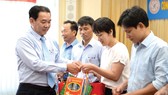 Lãnh đạo công ty trao quà tặng thân nhân thương binh, liệt sĩ