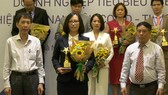 Đại diện Saigontourist Group (hàng đầu, thứ hai từ trái sang) nhận giải thưởng