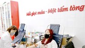 Bạn trẻ hiến máu tình nguyện tại điểm hiến máu nhân đạo 26 Lương Ngọc Quyến, Hà Nội trong những ngày phòng chống dịch Covid-19