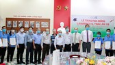 Đại diện Quỹ Lawrence S. Ting chụp ảnh lưu niệm với các sinh viên được nhận học bổng năm 2020