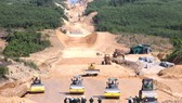 Dự án cao tốc Cam Lộ - La Sơn phấn đấu cơ bản xong phần nền, mố trụ các cầu vào cuối năm 2020. Ảnh: VĂN THẮNG
