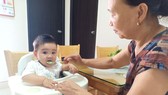 Hãy đưa trẻ vào nề nếp, cả trong ăn uống để tập cho con thói quen tốt sau này
