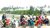 Đội xe ôm tóc dài xếp hàng ngay ngắn chờ du khách