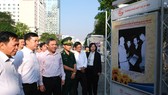 Các đại biểu tham quan triển lãm. Ảnh: VIỆT DŨNG