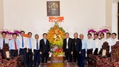 Phó Bí thư Thường trực Thành ủy TPHCM Trần Lưu Quang đến thăm và tặng hoa chúc mừng Tòa Tổng Giám mục giáo phận TPHCM, Tổng Giám mục Giuse Nguyễn Năng. Ảnh: NGUYỄN NHÂN