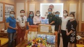 Đại diện Báo Sài Gòn Giải Phóng và các doanh nghiệp, cá nhân trao tặng trang thiết bị y tế, hàng hóa thiết yếu đến Cơ quan Thường trực Bộ Tư lệnh Bộ đội Biên phòng (phía Nam)