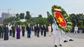 Đoàn lãnh đạo TPHCM dâng hương, dâng hoa tưởng nhớ Chủ tịch Hồ Chí Minh và các anh hùng, liệt sĩ