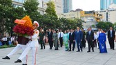 Đoàn lãnh đạo TPHCM dâng hoa, dâng hương tưởng niệm Chủ tịch Hồ Chí Minh