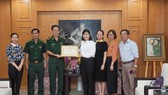 Đại diện lãnh đạo Bộ Tư lệnh Bộ đội Biên phòng trao tặng bằng khen cho Báo SGGP
