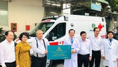 Đại diện lãnh đạo Bệnh viện Nhân Dân 115 tiếp nhận xe cứu thương do Công ty CP Địa ốc Phú Long trao tặng