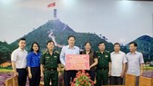 Đoàn lãnh đạo TPHCM trao bảng tượng trưng số tiền 600 triệu đồng thực hiện công trình "Mái ấm cho chiến sĩ và nhân dân nơi tuyến đầu"