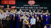 Đồng chí Nguyễn Hồ Hải, Ủy viên Thường vụ, Trưởng Ban Tổ chức Thành ủy TPHCM tặng hoa chúc mừng Ban Chấp hành Đảng bộ quận 3 (nhiệm kỳ 2020-2025)