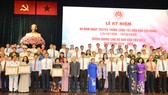 Đồng chí Nguyễn Thị Lệ cùng các đồng chí lãnh đạo thành phố tuyên dương cán bộ dân vận tiêu biểu. Ảnh: VIỆT DŨNG