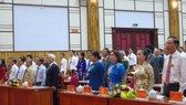 Các đại diểu chào cờ tại Đại hội.