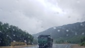 Né trạm thu phí, hàng trăm ô tô chạy vào cao tốc đang thi công
