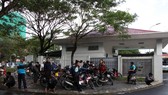 Hơn 100 người lao động bị nợ lương kéo đến công ty xe buýt đòi quyền lợi