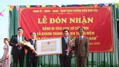 Lãnh đạo tỉnh Quảng Nam trao bằng công nhận di tích lịch sử cho đại diện phường Điện Nam Bắc. Ảnh: NGUYỄN CƯỜNG
