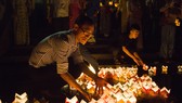 Hàng ngàn người tham gia thả hoa đăng tri ân các anh hùng liệt sĩ