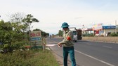 Cơ quan chức năng tiến hành rào chắn tại khu vực xóm Bàu (thôn Hà Thanh, xã Gio Châu, huyện Gio Linh) vì liên quan tới bệnh nhân 861