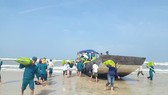Lực lượng chức năng chuyển hàng bàn giao cho Bộ đội Biên phòng Quảng Trị xử lý theo quy định