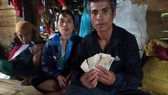 Phát hiện khoản tiền lớn trong quần áo được tặng, vợ chồng nghèo tìm người trả lại
