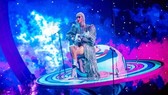 Sau Rihanna, Katy Perry diện thiết kế của Công Trí trong tour diễn thế giới