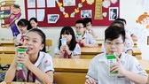 Học sinh uống sữa học đường của Vinamilk. Ảnh: VNM