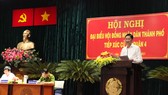 Đại biểu Trần Vĩnh Tuyến - Phó Chủ tịch UBND TPHCM thay mặt tổ đại biểu trao đổi các vấn đề cử tri quan tâm. Ảnh: MAI HOA