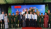 Các đại biểu chụp ảnh lưu niệm. Ảnh: VIỆT DŨNG