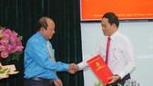 Đồng chí Trần Lưu Quang trao quyết định cho đồng chí Trần Thanh Trà. Ảnh: DŨNG PHƯƠNG