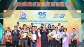 Bí thư Thành ủy TPHCM Nguyễn Thiện Nhân và Chủ tịch UBND TPHCM Nguyễn Thành Phong chúc mừng các tác giả đoạt giải Báo chí TPHCM lần thứ 38 - năm 2020. Ảnh: VIỆT DŨNG