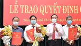 Phó Bí Thư Thường trực Thành ủy TPHCM Trần Lưu Quang trao quyết định cán bộ. Ảnh: VIỆT DŨNG