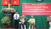 Chủ tịch UBND TPHCM Nguyễn Thành Phong trao Huy hiệu Đảng tại quận 9, Thủ Đức
