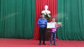 Tỉnh Đoàn Thanh Hóa vừa trao tặng Bằng khen cho em Nguyễn Bình Minh, học sinh lớp 7A, Trường THCS Đông Tân (TP Thanh Hóa), là tấm gương nhặt được của rơi trả người đánh mất. Ảnh: N.T