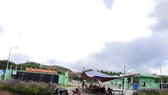 Người dân thôn Nam Xuân Sơn tiếp tục giăng dây, dựng rạp trước cổng Nhà máy xử lý rác thải Phú Hà