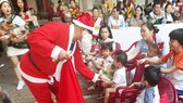 Đón Giáng sinh cùng cháu mồ côi, tàn tật