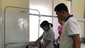 Bệnh nhân ngộ độc phải nhập viện sau khi ăn bánh mì