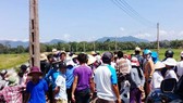 Người dân chặn giữ 2 xe công vụ đòi đối thoại về dự án điện mặt trời