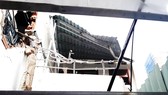 Cần khoan dài gần 20m bất ngờ rơi xuống 2 nhà dân