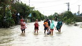 Người dân cố đô Huế lại bì bõm lội lụt sau 2 ngày mưa tầm tã