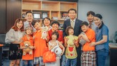 Các em ở trung tâm thăm Công ty Hanwha Life Việt Nam