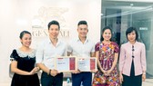 Đại diện Generali Việt Nam trao tặng gói giải pháp bảo hiểm nhân thọ Vita – Sống Tự tin cho Quốc Cơ – Quốc Nghiệp và gia đình