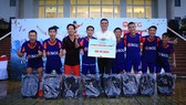 Ông Montri Mahaplearkpong trao thưởng cho Vietdream - Quận 1 vô địch khu vực TPHCM