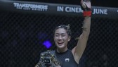 Thiên thần Angela Lee đang thống trị hạng cân hạng cân nguyên tử