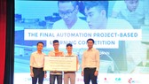 Ông Lê Văn Hải - Giám đốc Rockwell Automation Vietnam trao giải quán quân cho 2 sinh viên đến từ trường Đại học Công Nghiệp TPHCM